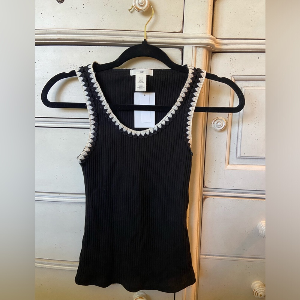 Super cute black & cream H&M tank top, brand new with tags still on.